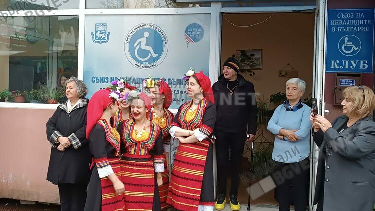 Деца от „Славейков” с програма за Международния ден за хората с увреждания в Кърджали