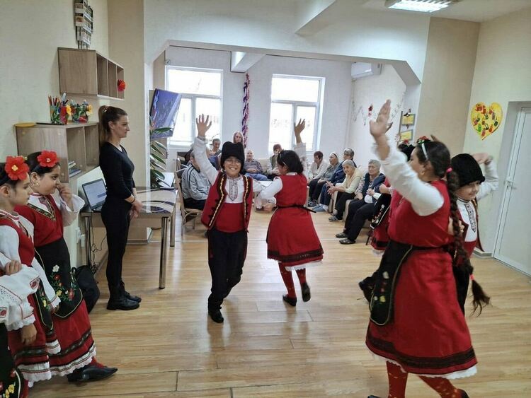 Деца-танцьори зарадваха хората от Дома за възрастни в Първомай