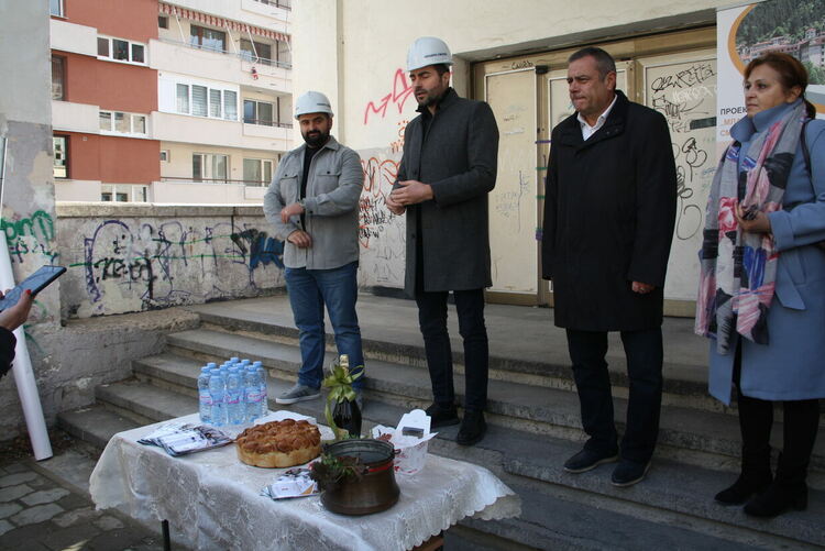 Превръщат изгорялото училище в Младежки център, направиха символична първа копка