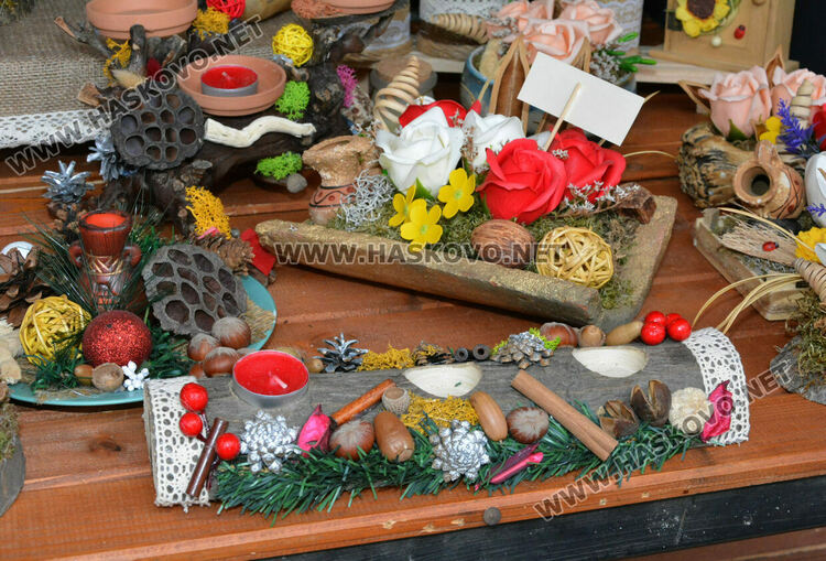 Елхи от мъх, сурвачки и сувенири със сапунени цветя в първия ден от коледния базар в Хасково