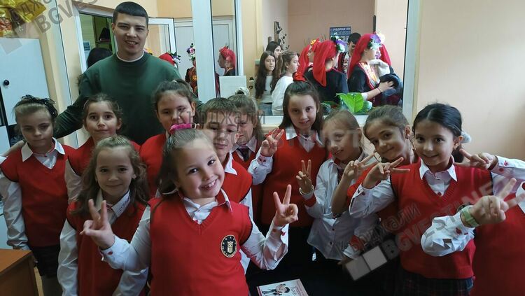 Деца от „Славейков” с програма за Международния ден за хората с увреждания в Кърджали