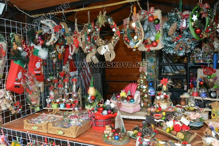 Елхи от мъх, сурвачки и сувенири със сапунени цветя в първия ден от коледния базар в Хасково
