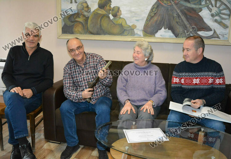 Дариха 200-годишен комитски пищов на музея в Хасково