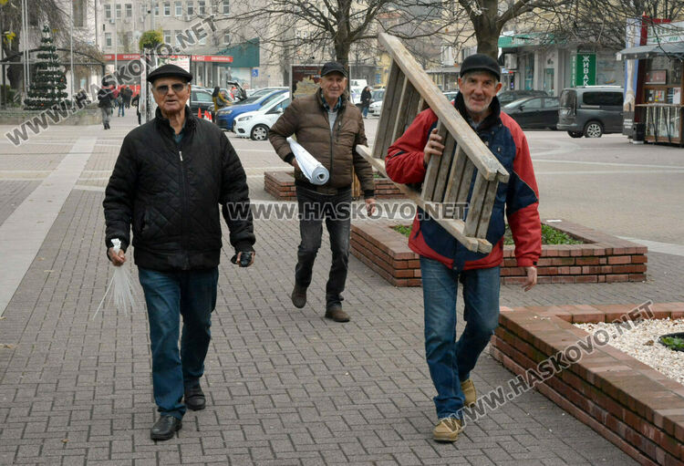 Елхи от мъх, сурвачки и сувенири със сапунени цветя в първия ден от коледния базар в Хасково