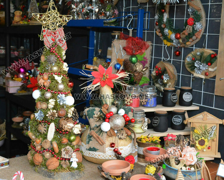 Елхи от мъх, сурвачки и сувенири със сапунени цветя в първия ден от коледния базар в Хасково
