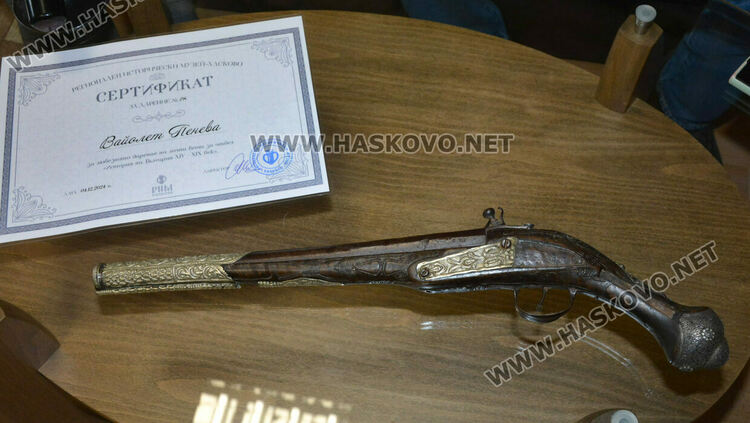 Дариха 200-годишен комитски пищов на музея в Хасково