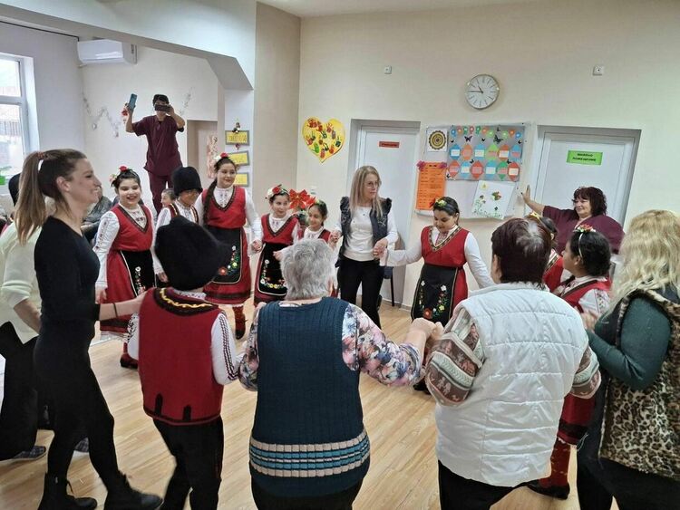 Деца-танцьори зарадваха хората от Дома за възрастни в Първомай