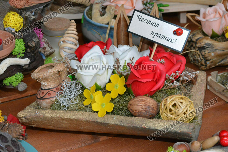 Елхи от мъх, сурвачки и сувенири със сапунени цветя в първия ден от коледния базар в Хасково