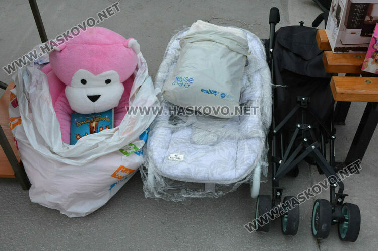 Ученици от „Климент“ даряват домакински уреди и посуда на нуждаещи се в Хасково