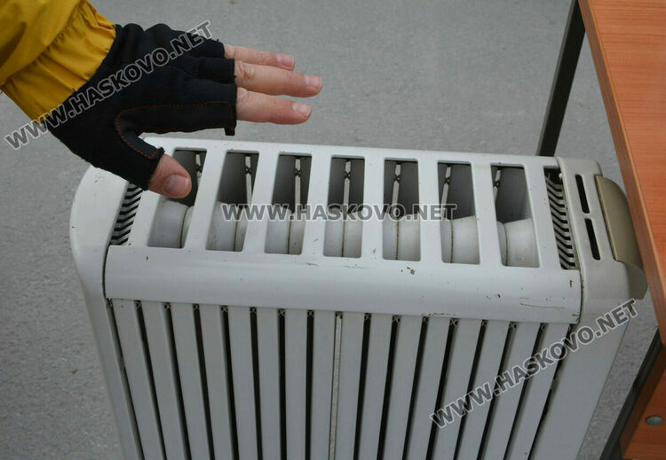 Ученици от „Климент“ даряват домакински уреди и посуда на нуждаещи се в Хасково