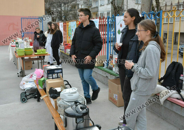 Ученици от „Климент“ даряват домакински уреди и посуда на нуждаещи се в Хасково