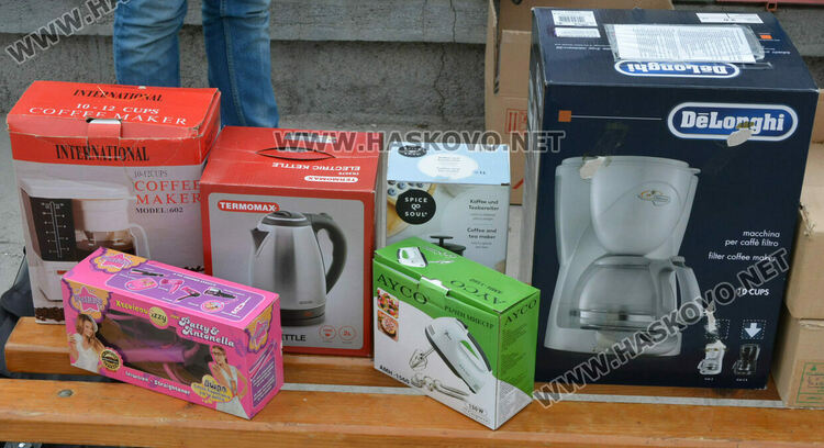 Ученици от „Климент“ даряват домакински уреди и посуда на нуждаещи се в Хасково