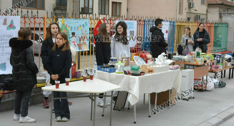 Ученици от „Климент“ даряват домакински уреди и посуда на нуждаещи се в Хасково