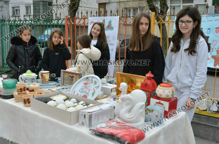 Ученици от „Климент“ даряват домакински уреди и посуда на нуждаещи се в Хасково