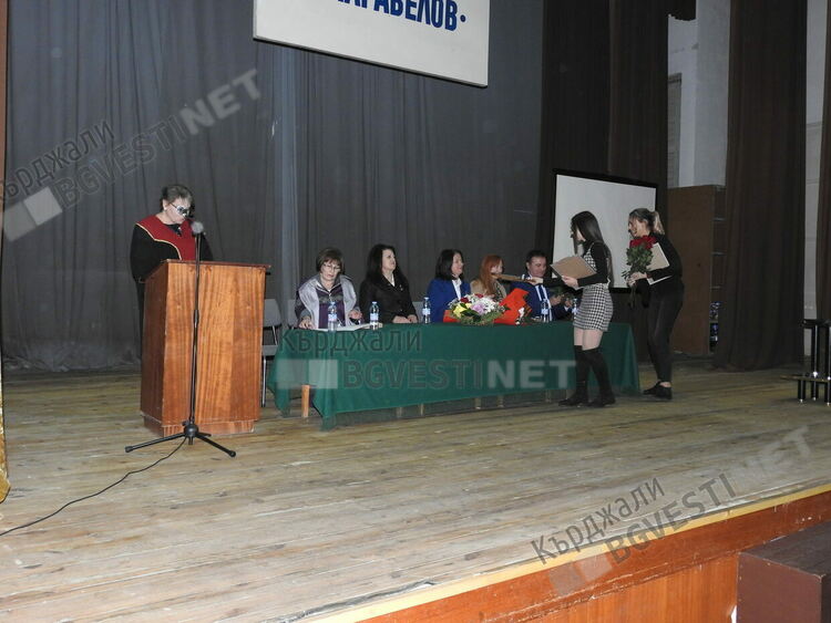 Млади педагози се разделиха със студентската скамейка, навлизат в училищата в Кърджалийско