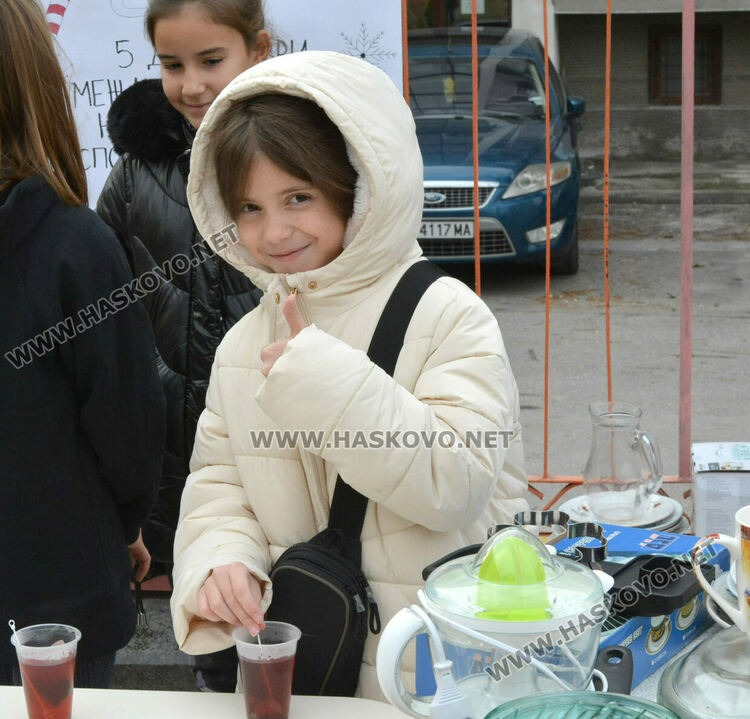 Ученици от „Климент“ даряват домакински уреди и посуда на нуждаещи се в Хасково