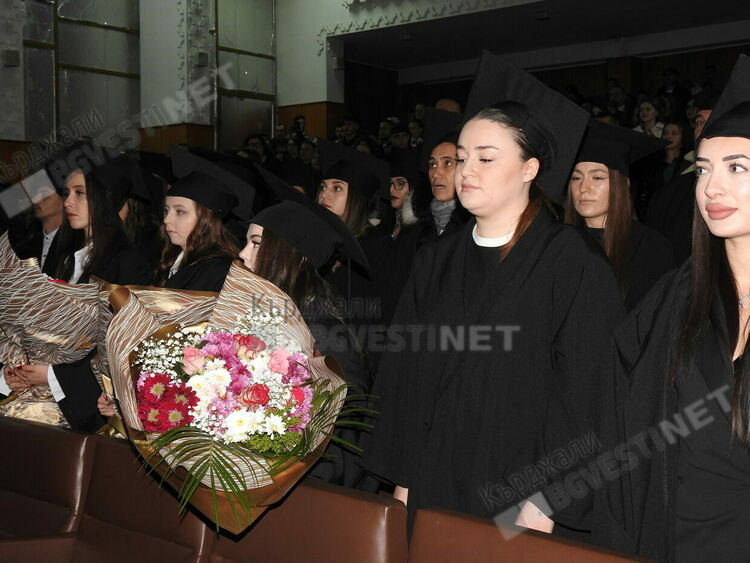 Млади педагози се разделиха със студентската скамейка, навлизат в училищата в Кърджалийско