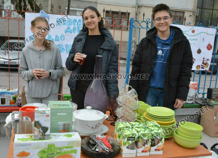 Ученици от „Климент“ даряват домакински уреди и посуда на нуждаещи се в Хасково