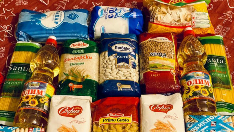 Доброволци от Перник ще зарадват нуждаещи се хора с хранителни пакети в навечерието на Коледа