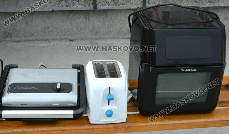 Ученици от „Климент“ даряват домакински уреди и посуда на нуждаещи се в Хасково