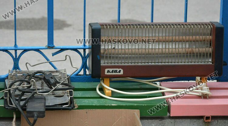 Ученици от „Климент“ даряват домакински уреди и посуда на нуждаещи се в Хасково