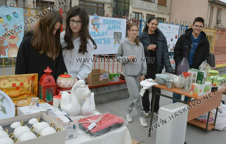 Ученици от „Климент“ даряват домакински уреди и посуда на нуждаещи се в Хасково