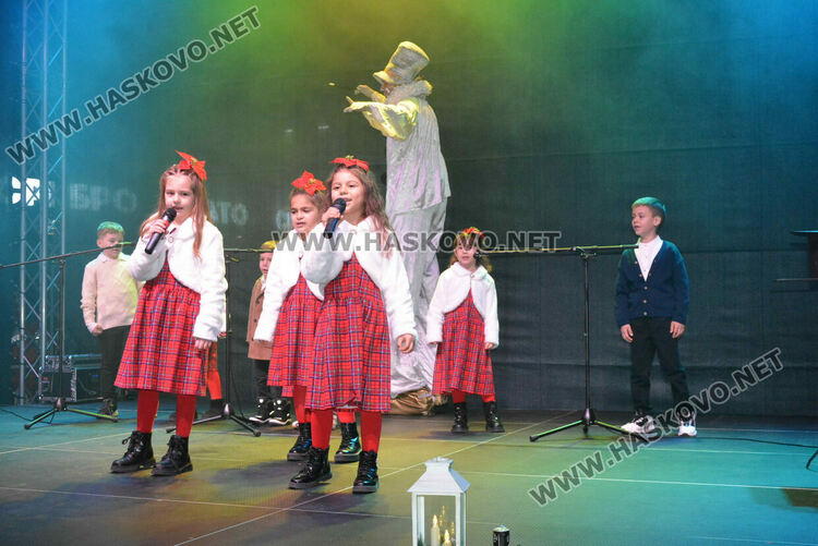 Хасковлии посрещнаха Дядо Коледа на запалването светлините на елхата