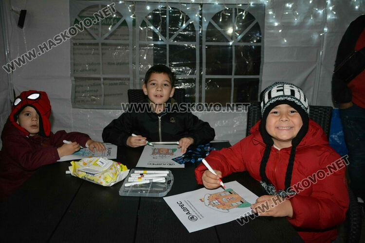 Хасковлии посрещнаха Дядо Коледа на запалването светлините на елхата