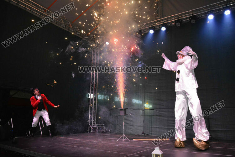 Хасковлии посрещнаха Дядо Коледа на запалването светлините на елхата