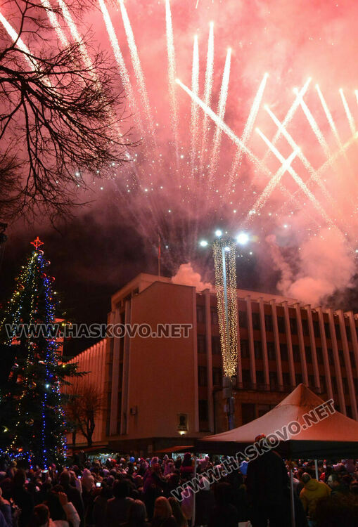 Хасковлии посрещнаха Дядо Коледа на запалването светлините на елхата