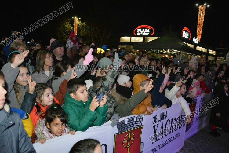 Хасковлии посрещнаха Дядо Коледа на запалването светлините на елхата