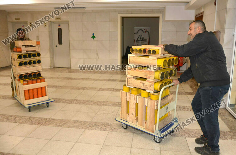 Доставиха зарята за тържественото запалване светлините на елхата в Хасково