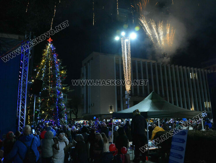 Хасковлии посрещнаха Дядо Коледа на запалването светлините на елхата