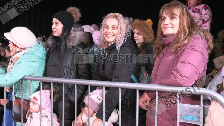 С пищно детско тържество  снощи в Смолян бяха запалени светлините на коледната елха/ ВИЖ ГАЛЕРИЯ/