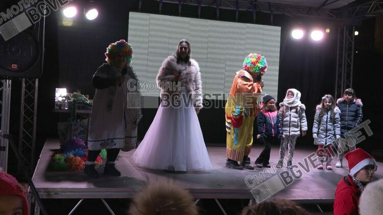 С пищно детско тържество  снощи в Смолян бяха запалени светлините на коледната елха/ ВИЖ ГАЛЕРИЯ/