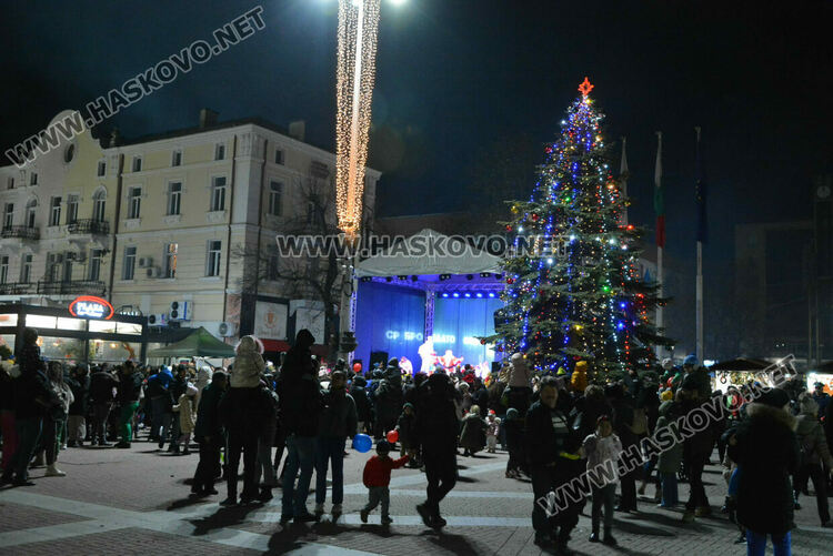 Хасковлии посрещнаха Дядо Коледа на запалването светлините на елхата