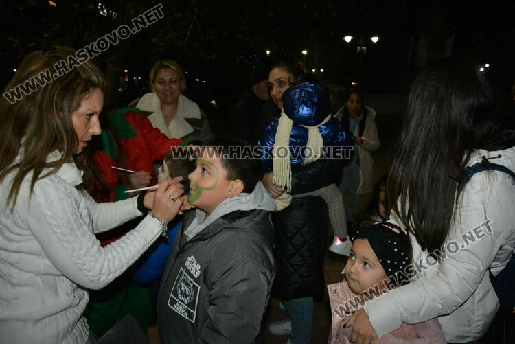 Хасковлии посрещнаха Дядо Коледа на запалването светлините на елхата