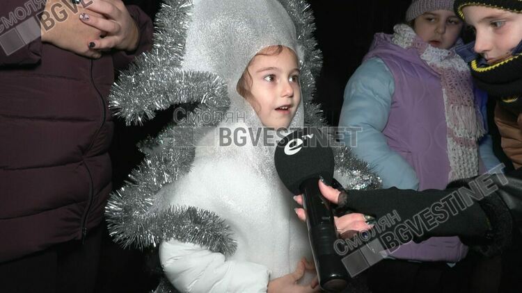 С пищно детско тържество  снощи в Смолян бяха запалени светлините на коледната елха/ ВИЖ ГАЛЕРИЯ/