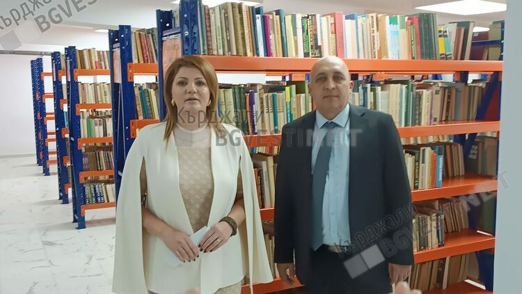 Кметът на Кърджали Ерол Мюмюн откри „Съкровищница на знания“в регионалната библиотека
