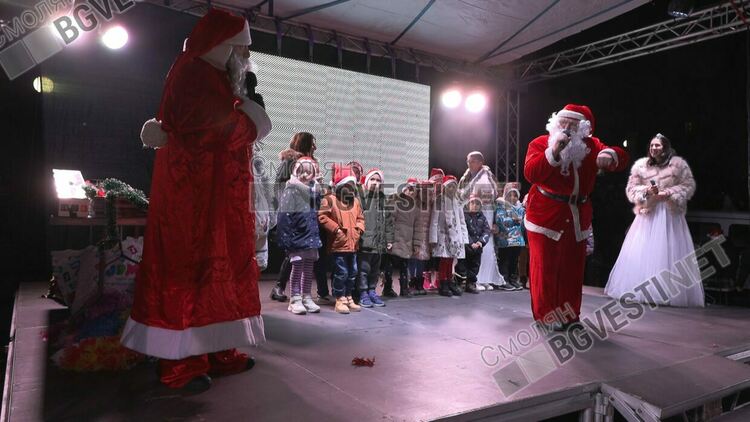 С пищно детско тържество  снощи в Смолян бяха запалени светлините на коледната елха/ ВИЖ ГАЛЕРИЯ/