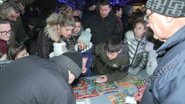 С пищно детско тържество  снощи в Смолян бяха запалени светлините на коледната елха/ ВИЖ ГАЛЕРИЯ/