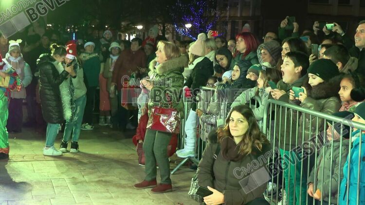 С пищно детско тържество  снощи в Смолян бяха запалени светлините на коледната елха/ ВИЖ ГАЛЕРИЯ/