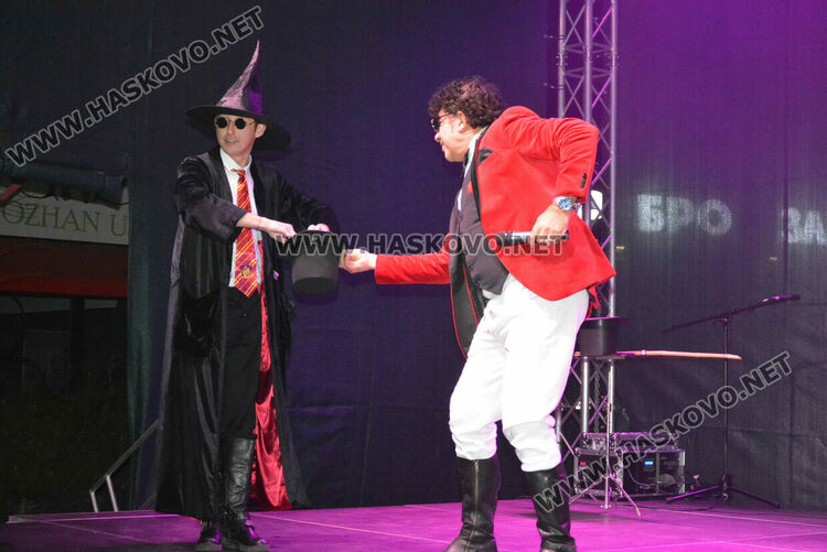 Хасковлии посрещнаха Дядо Коледа на запалването светлините на елхата