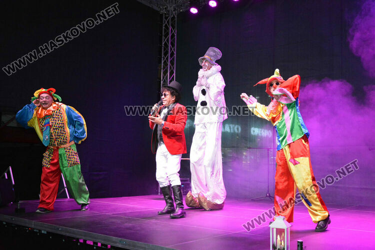 Хасковлии посрещнаха Дядо Коледа на запалването светлините на елхата