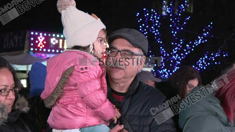 С пищно детско тържество  снощи в Смолян бяха запалени светлините на коледната елха/ ВИЖ ГАЛЕРИЯ/