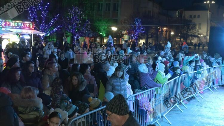 С пищно детско тържество  снощи в Смолян бяха запалени светлините на коледната елха/ ВИЖ ГАЛЕРИЯ/