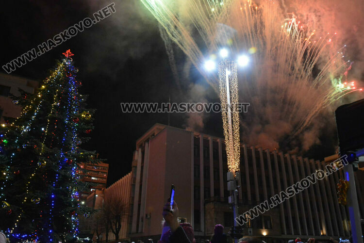 Хасковлии посрещнаха Дядо Коледа на запалването светлините на елхата