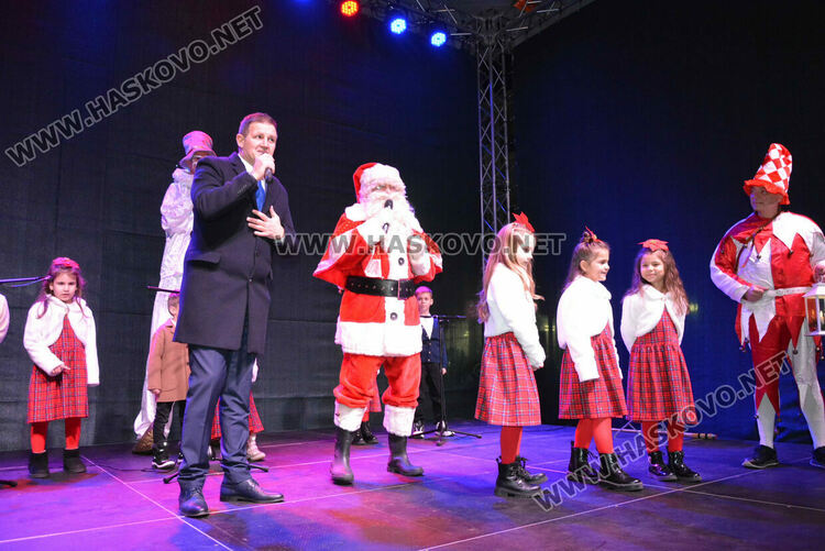 Хасковлии посрещнаха Дядо Коледа на запалването светлините на елхата