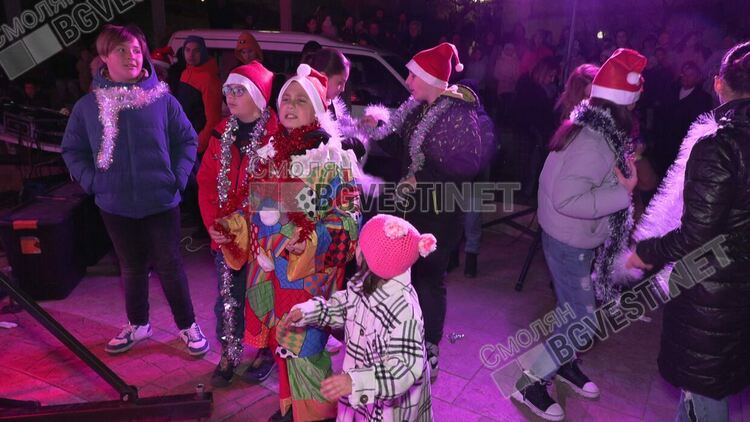 С пищно детско тържество  снощи в Смолян бяха запалени светлините на коледната елха/ ВИЖ ГАЛЕРИЯ/