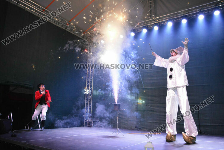 Хасковлии посрещнаха Дядо Коледа на запалването светлините на елхата